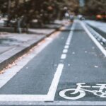 Murcia elimina carriles bici financiados con fondos europeos mientras la población respira aire contaminado