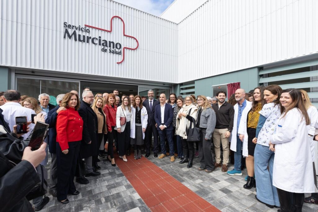 López Miras intentó inaugurar en solitario un centro de salud pagado íntegramente por el Gobierno de España