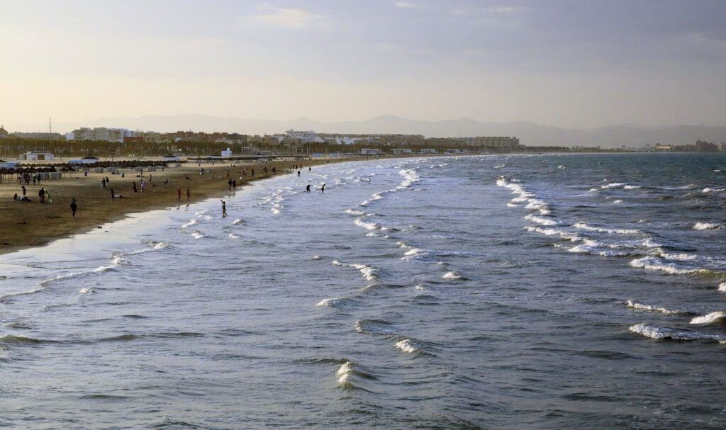 El calentamiento global debilita las brisas marinas y agrava el calor en la costa mediterránea