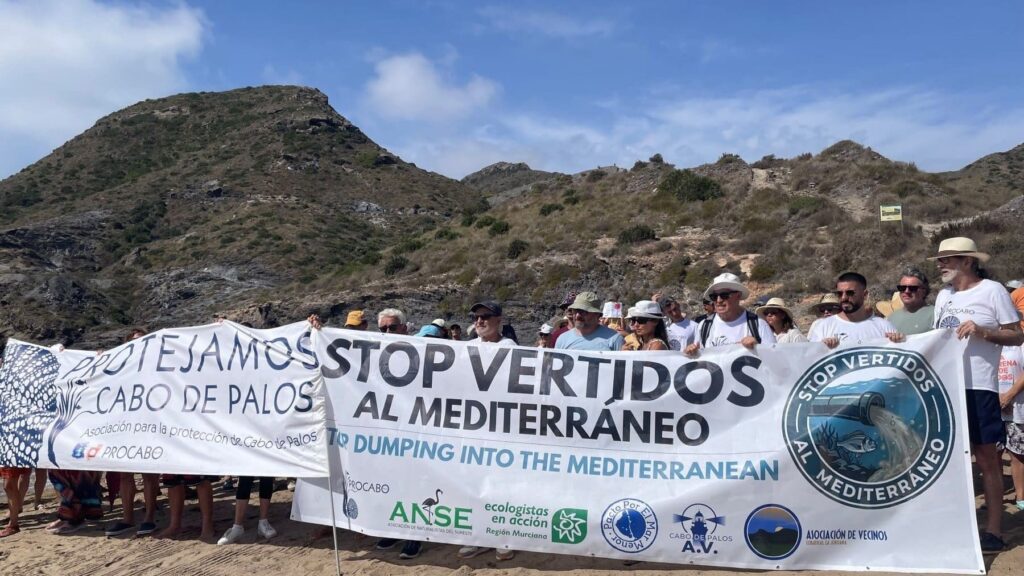 Vecinos y pescadores se plantan en Cala Reona contra un vertido que arrastra años de problemas